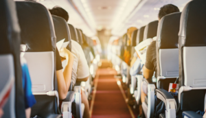 interno di aereo con passeggeri seduti