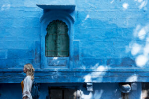 Woman-walking-in-Jodhpur-the-blue-city
