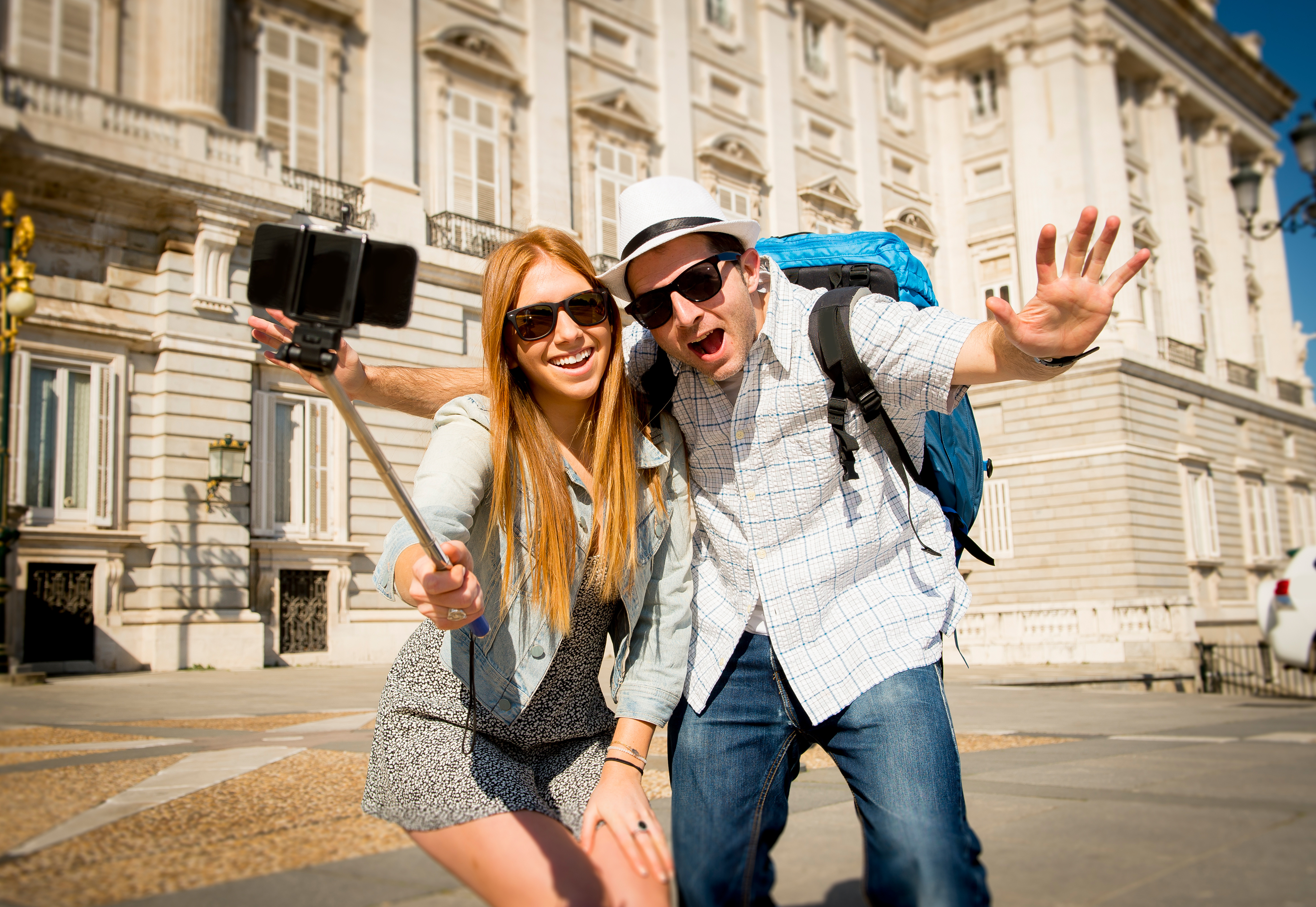 Selfie тур. Парень и девушка путешествуют. Путешествие друзей. Туризм за рубежом. Пара путешествует.
