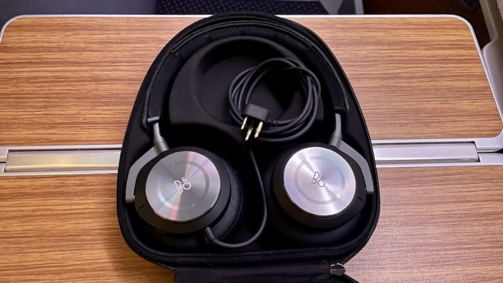 Noise cancelling headphones